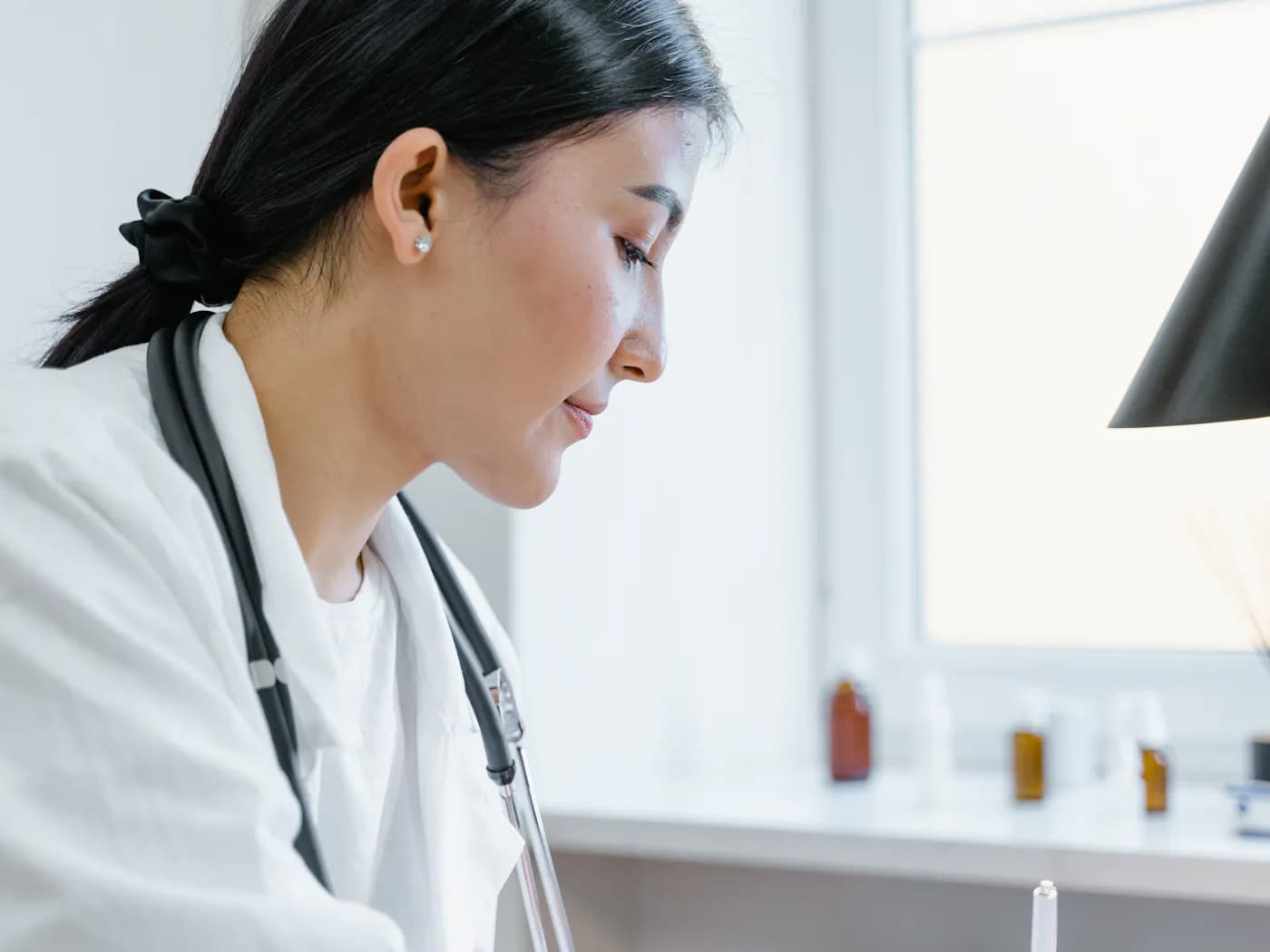 Doctora trabajando en consultorio