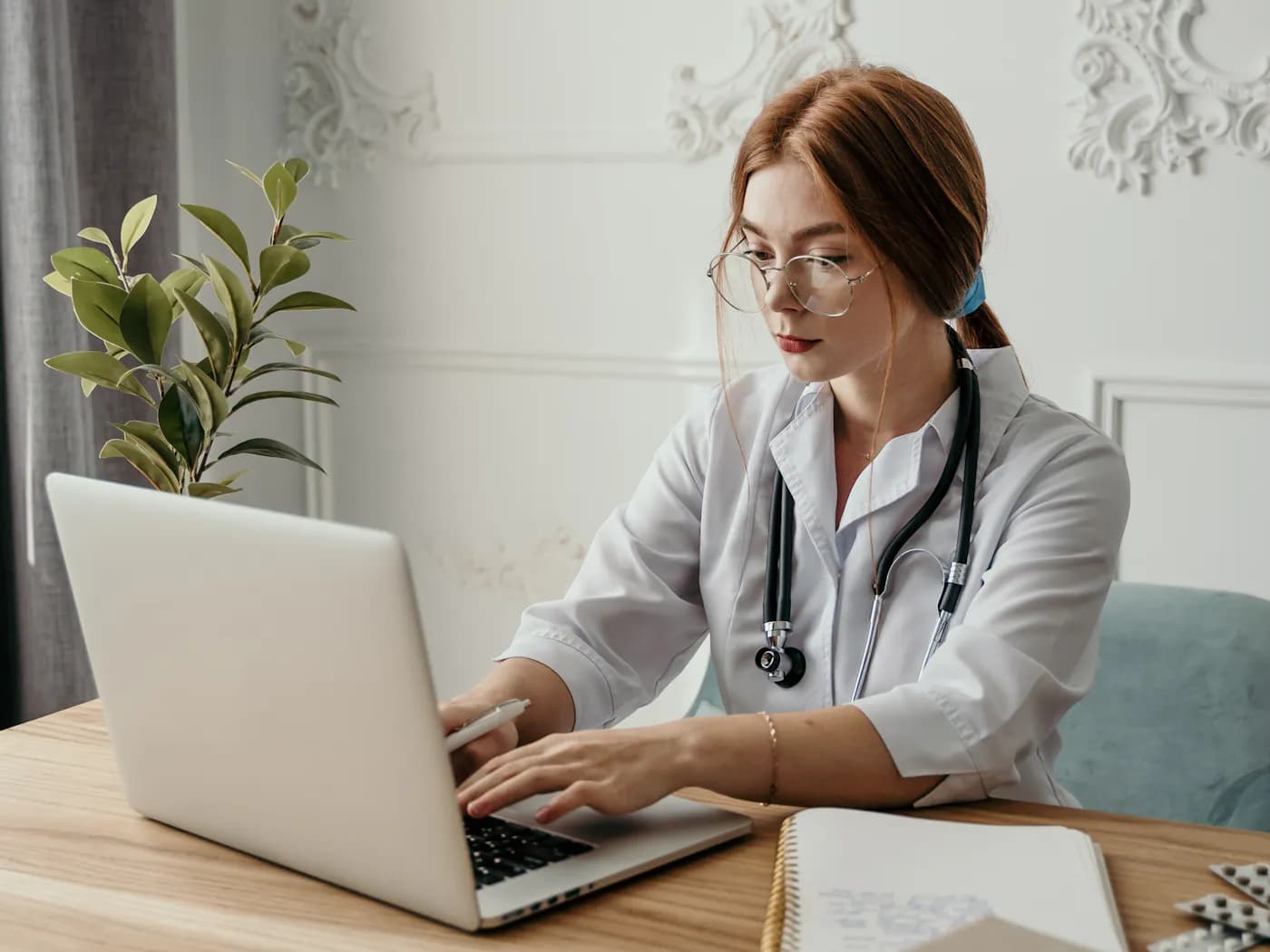 Doctora usando laptop
